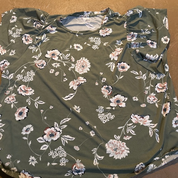 Green floral top - Picture 1 of 1